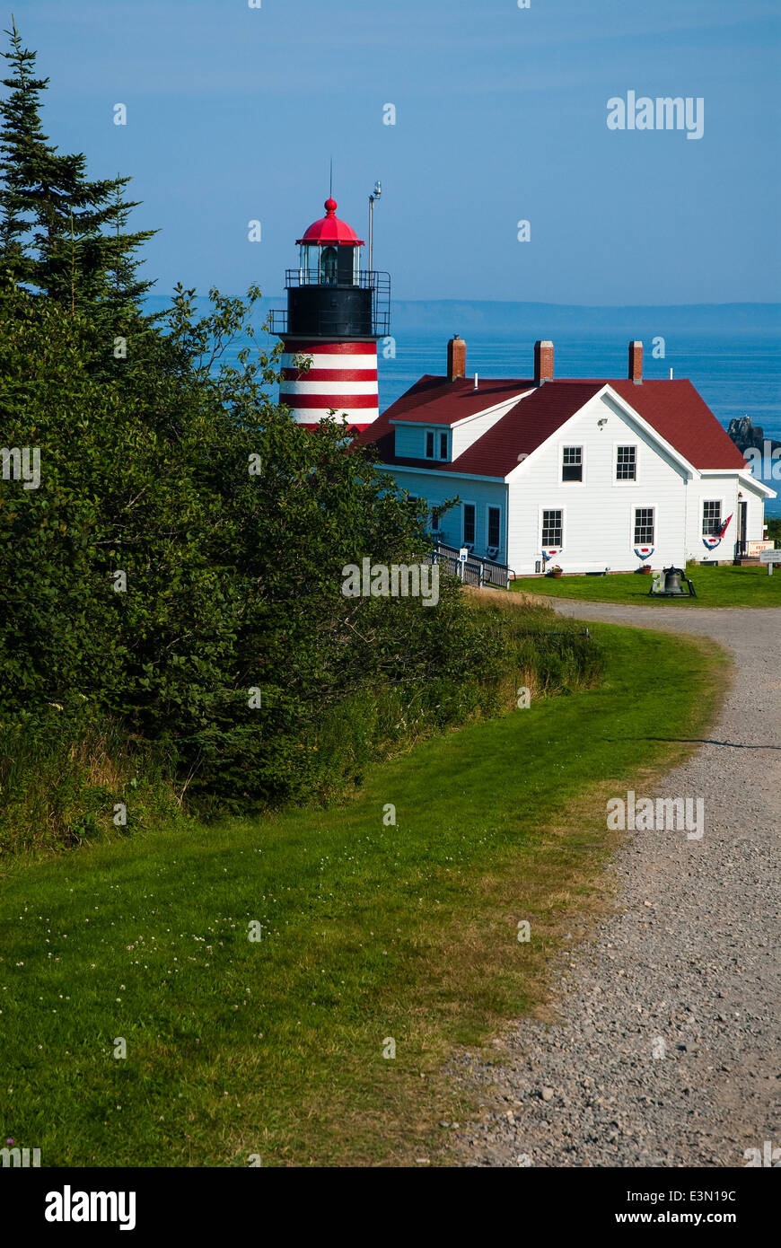 West Quoddy Head Lighthouse befindet sich im östlichsten Teil der Vereinigten Staaten, in Lubec Maine. Stockfoto