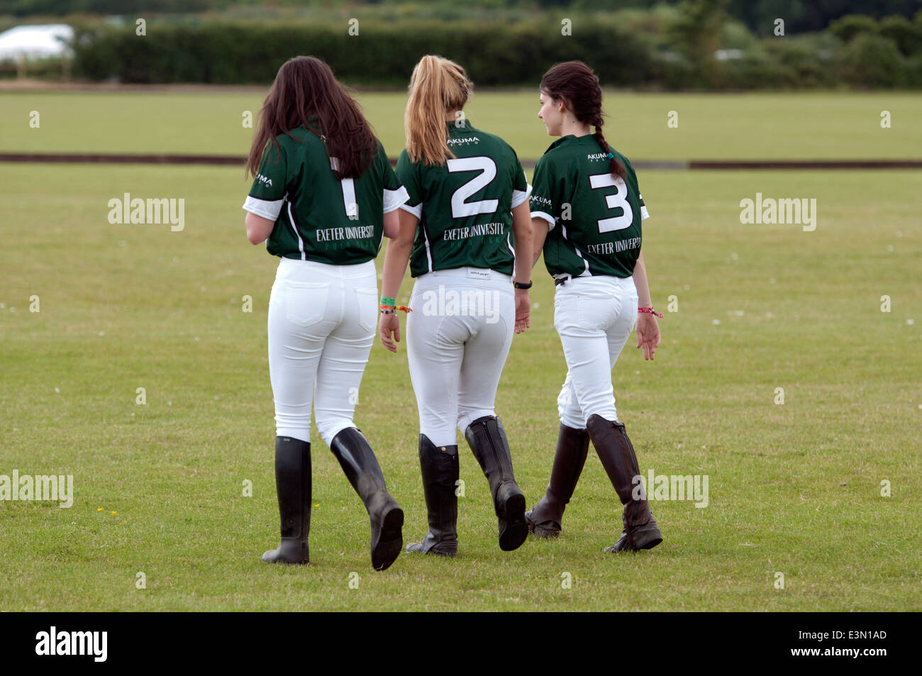 University of Exeter Polospieler mit nummerierten Hemden an der National University Championships, Southam, Warwickshire, UK Stockfoto