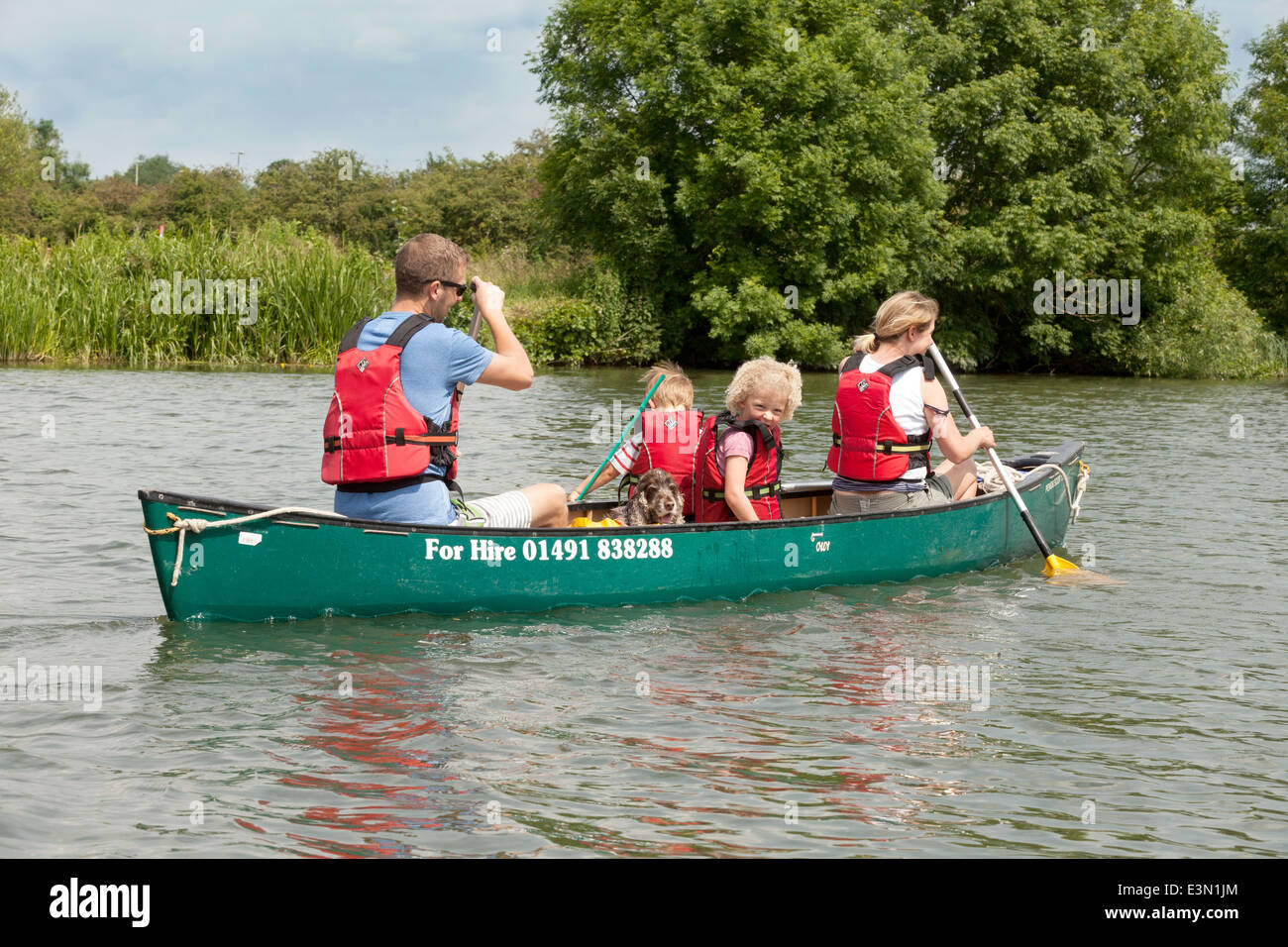Eine Familie mit einem Kanu-Urlaub mit ihrem Hund, River Thames in Oxfordshire, England UK Stockfoto