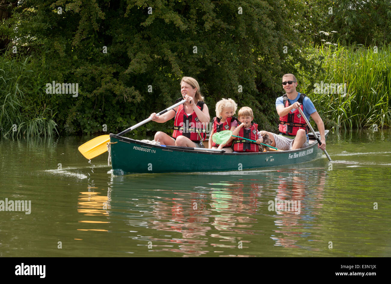Eine Familie mit einem Sommerurlaub Rudern mit dem Boot auf der Themse in Oxfordshire, England, Großbritannien Stockfoto