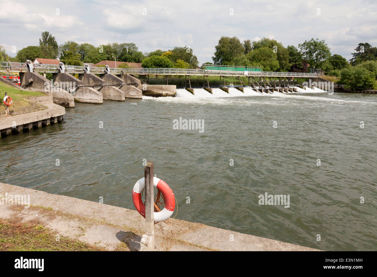 Rettungsring oder Rettungsring für Wassersicherheit bei Benson Weir auf der Themse in Oxfordshire, England UK Stockfoto