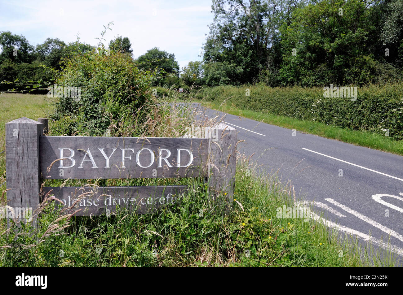 Attraktive hölzernes Straßenschild vor dem Betreten Bayford Dorf, Hertfordshire England Großbritannien UK Stockfoto