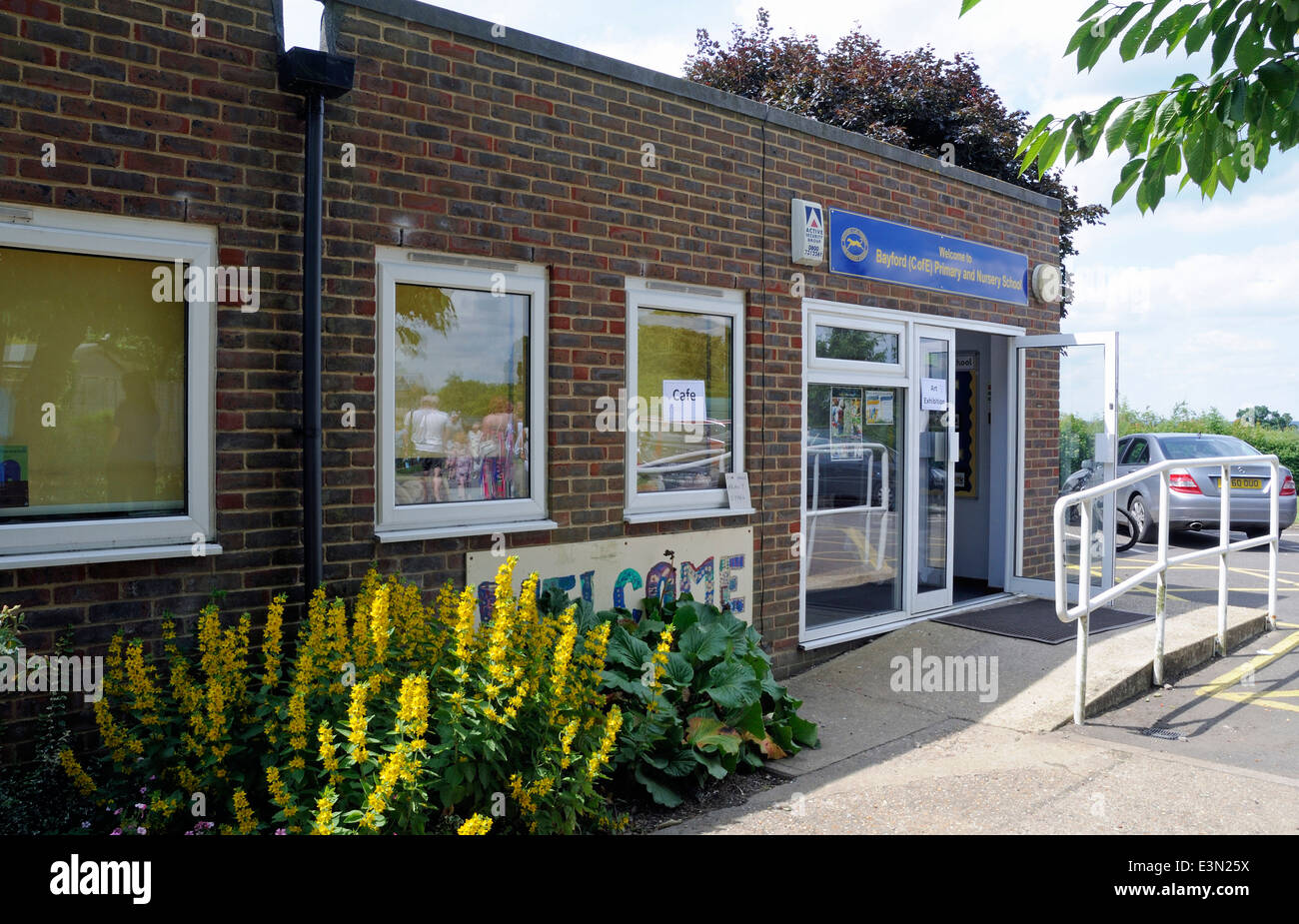 Eingang zum Bayford Grundschule und Kindergarten, Bayford Dorf, Hertfordshire, England Großbritannien UK Stockfoto