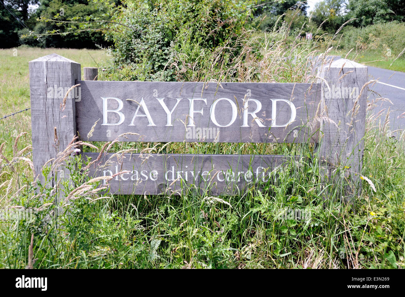 Attraktive hölzernes Straßenschild vor dem Betreten Bayford Dorf, Hertfordshire England Großbritannien UK Stockfoto