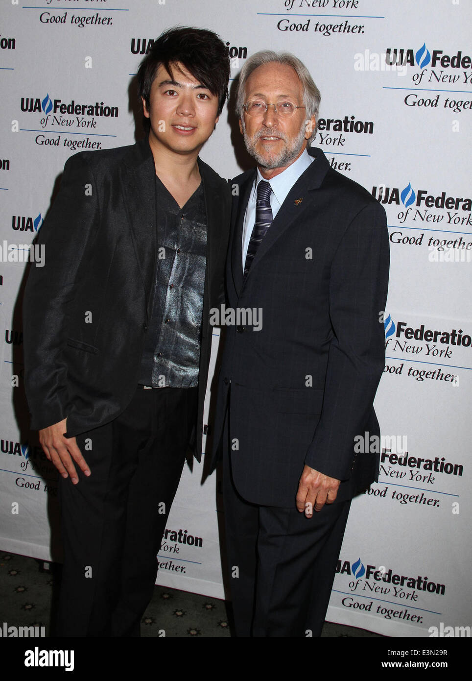 New York, New York, USA. 24. Juni 2014. Pianist LANG LANG und Präsident der National Academy of Recording Arts and Sciences NEIL PORTNOW besuchen UJA von New York Federation 2014 Musik Visionary Award ehrt Neil Portnow im Pierre Hotel. Bildnachweis: Nancy Kaszerman/ZUMAPRESS.com/Alamy Live-Nachrichten Stockfoto