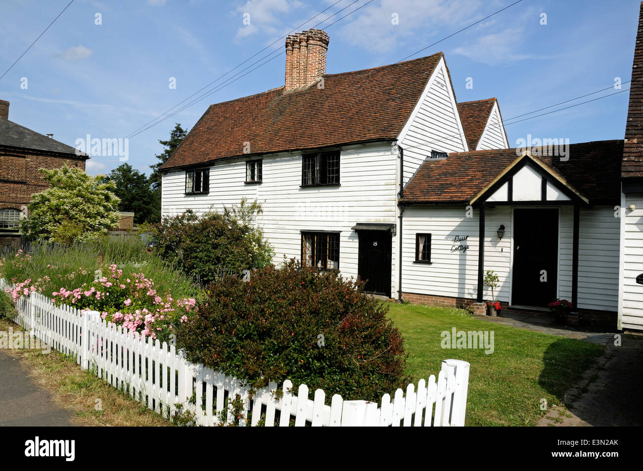 Fleur Cottage, weiße weatherboarded Haus, 17. Jahrhundert mit späteren Ergänzungen Bayford Dorf Hertfordshire England Großbritannien UK Stockfoto