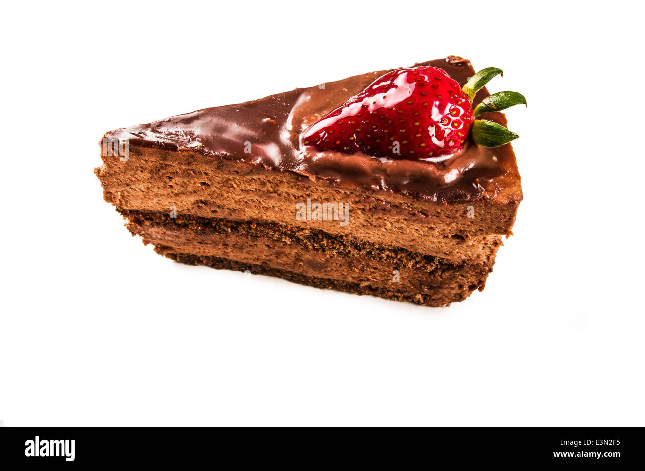 Mousse au Chocolat Torte mit Erdbeeren an der Spitze Stockfoto