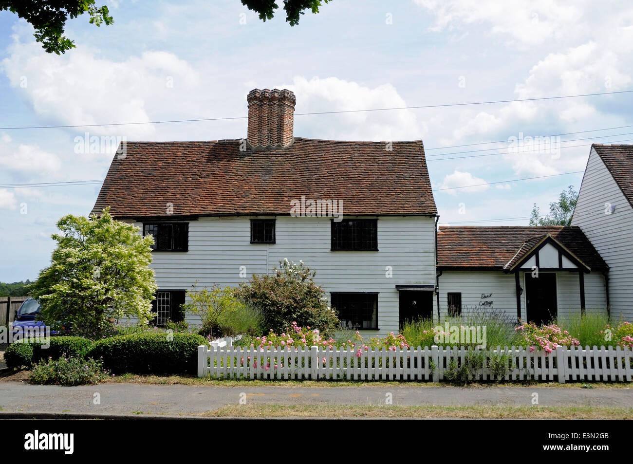 Fleur Cottage, weiße weatherboarded Haus, 17. Jahrhundert mit späteren Ergänzungen Bayford Dorf Hertfordshire England Großbritannien UK Stockfoto