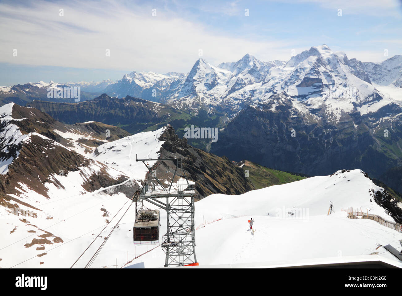 Eine Seilbahn mit Schnee bedeckt Berge. Stockfoto