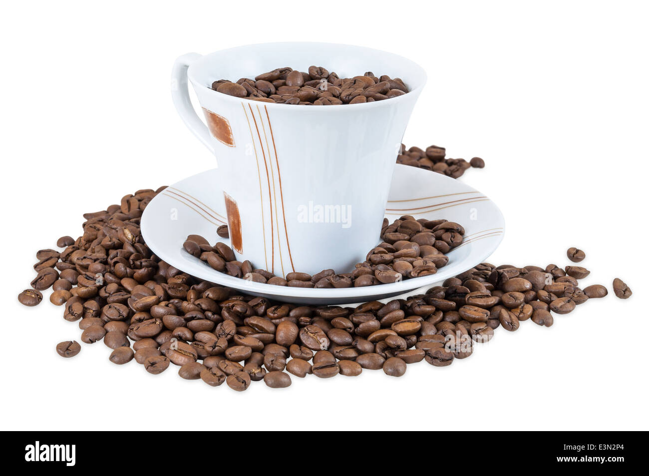 Kaffeebohnen in eine Tasse isoliert auf weißem Hintergrund mit Beschneidungspfad Stockfoto