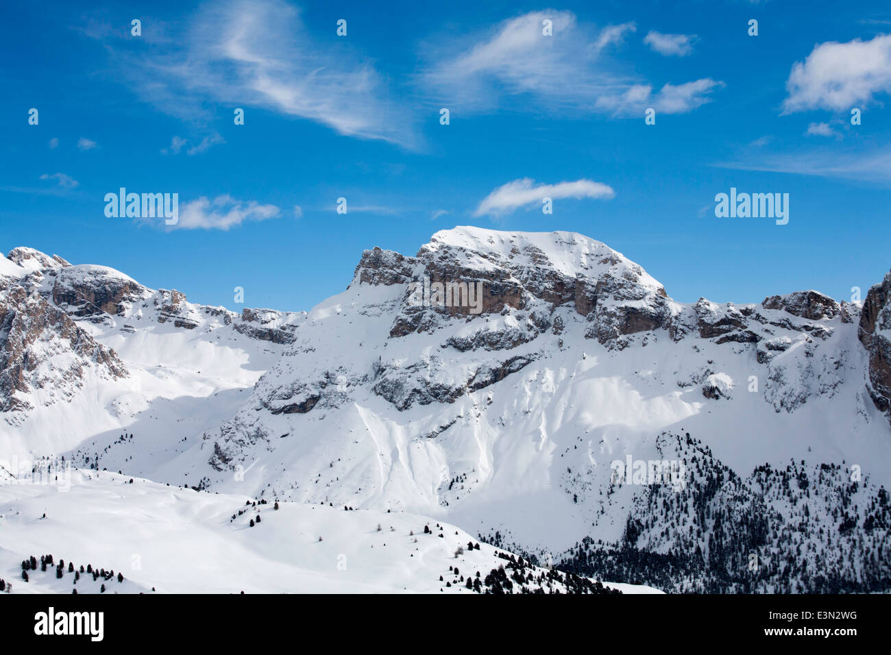 Dramatische Klippen Gesichter Muntejela Mont De Stevia über Selva Val Gardena Winter Dolomiten winter Stockfoto