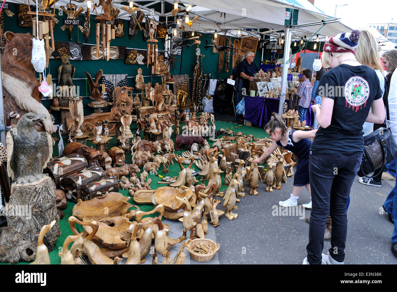 Geschnitzte bewaldeten Figuren zum Verkauf an ein outdoor-Markt, Derry, Londonderry, Nordirland Stockfoto