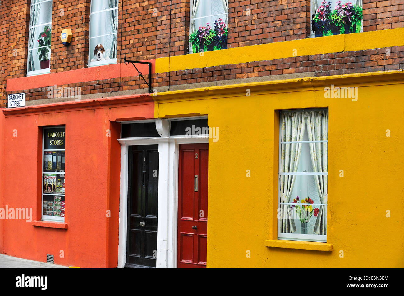 Bunt bemalte unbesetzten Terrasse beherbergt, Baronet Street, Derry, Londonderry, Nordirland Stockfoto