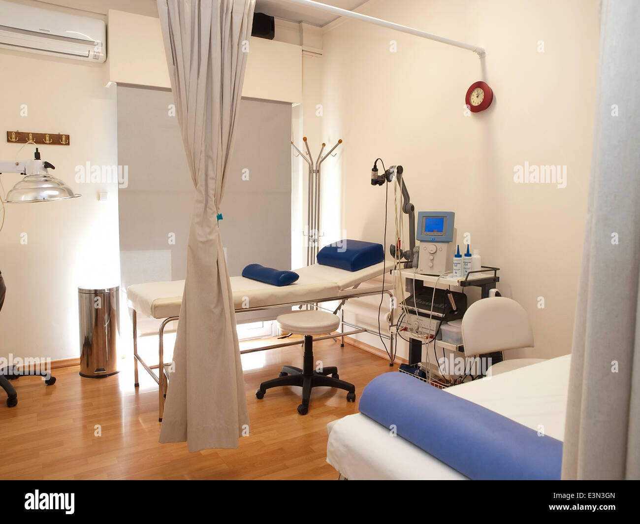 Physikalische Therapie (Physiotherapie) Zimmer mit Ausrüstung Stockfoto