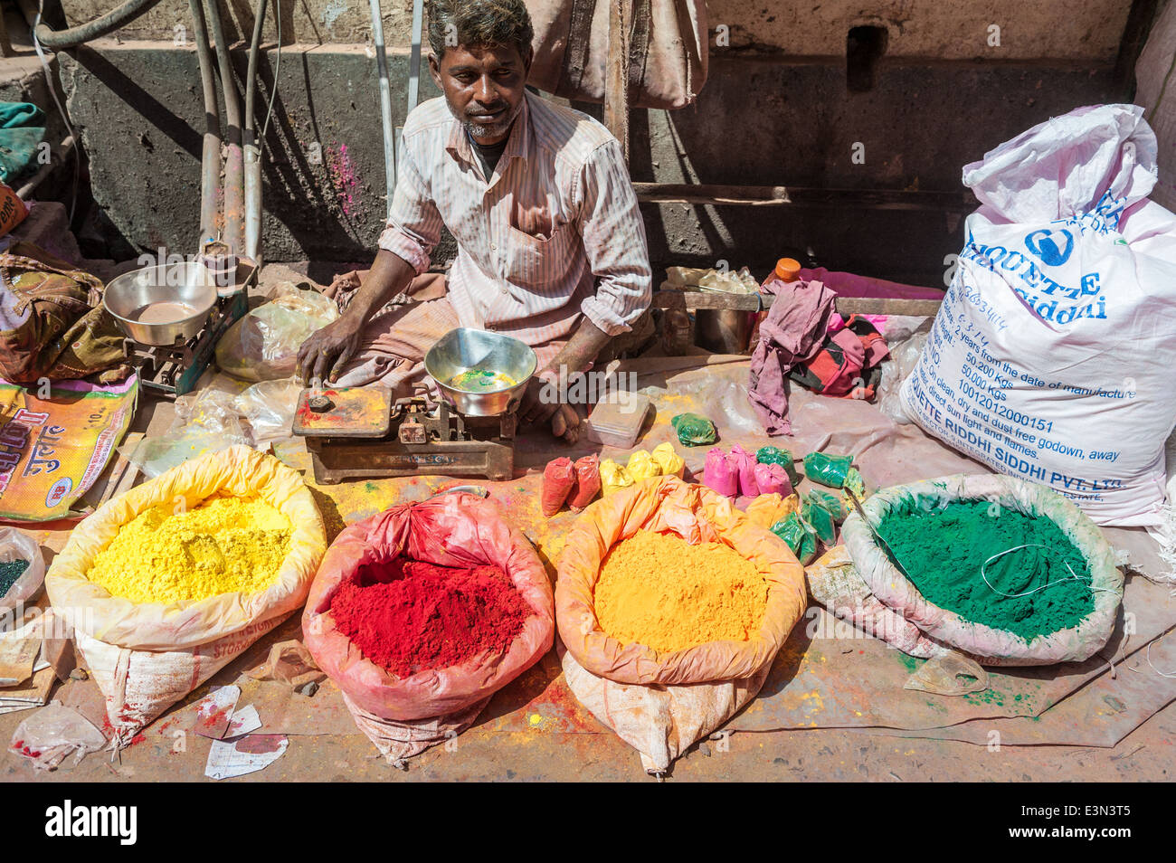 Mann, Verkauf von Farben in den Straßen zur Feier des Holi-fest. Indien Stockfoto