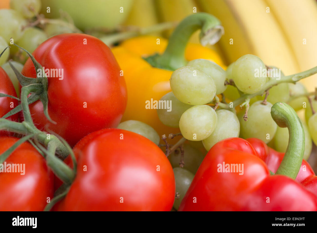 Kiste mit Mischung aus Obst und Gemüse im Garten