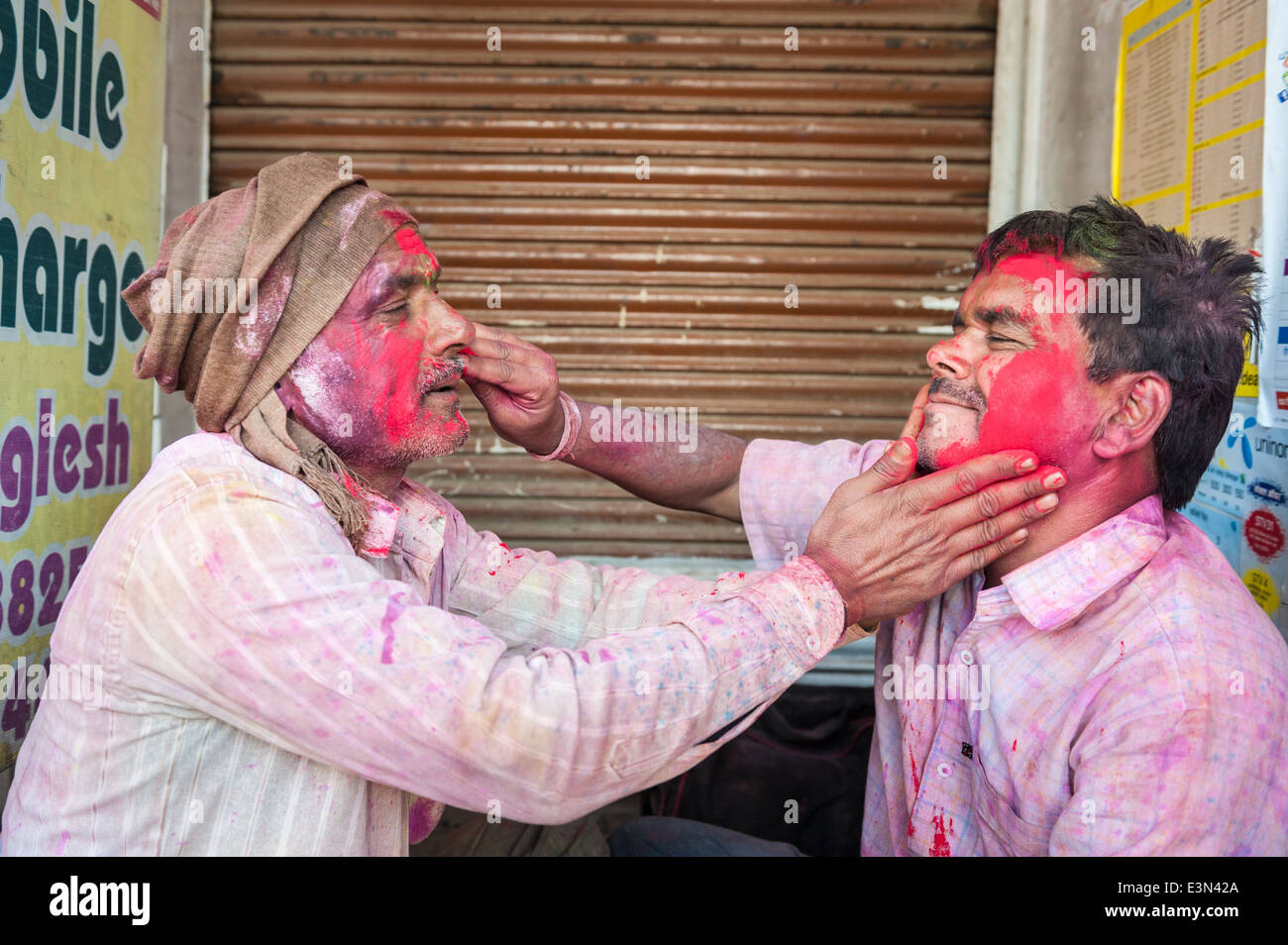 Zwei Männer spielen mit Farben während der Feier des Holi, Uttar Pradesh, Indien, Asien. Stockfoto