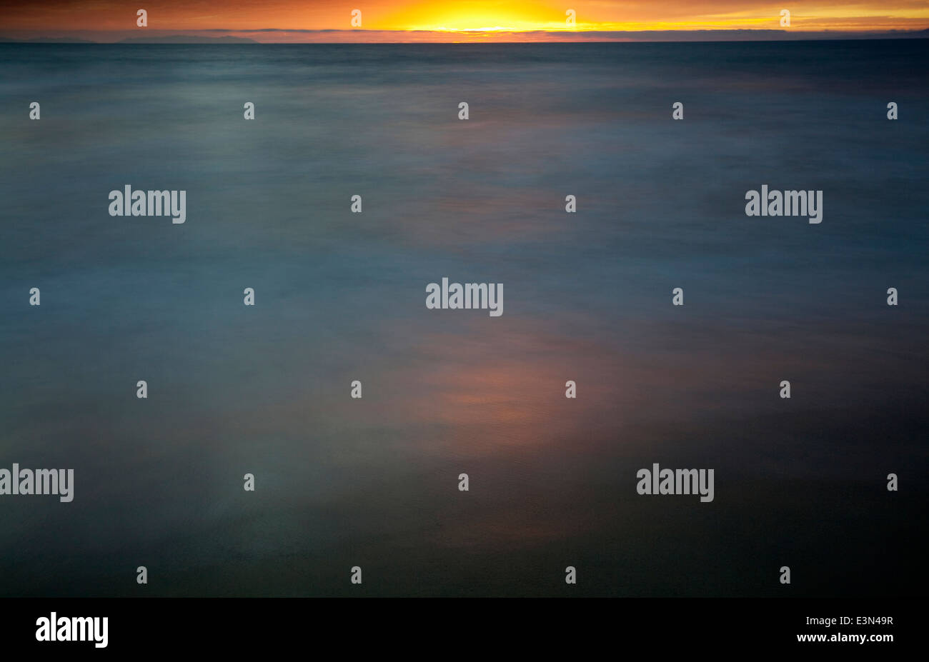 Meerwasser in Bewegung, Blick vom Ufer. Stockfoto