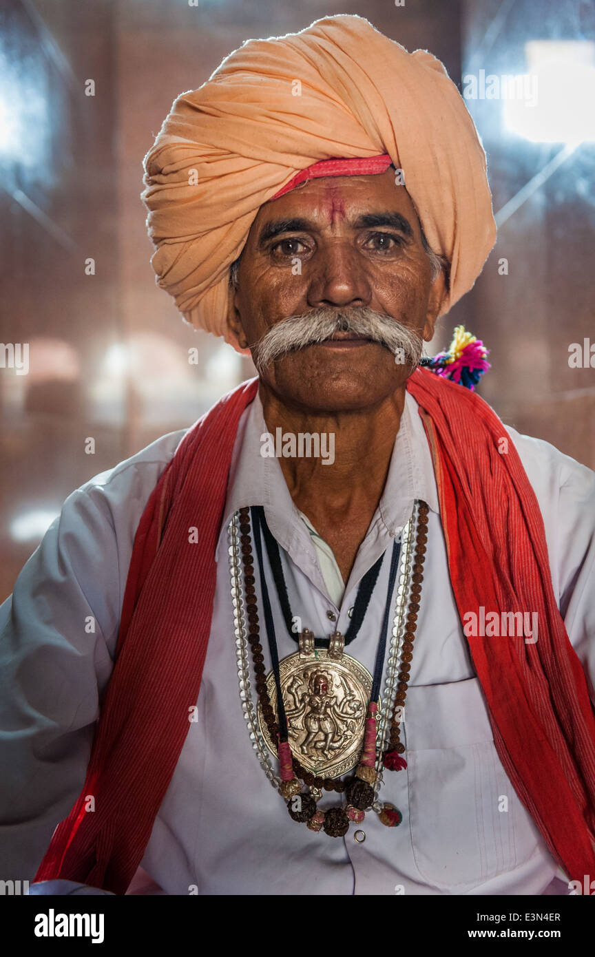 Porträt von Rajput Priester im Inneren eines Tempels, Pushkar, Rajasthan, Indien Stockfoto