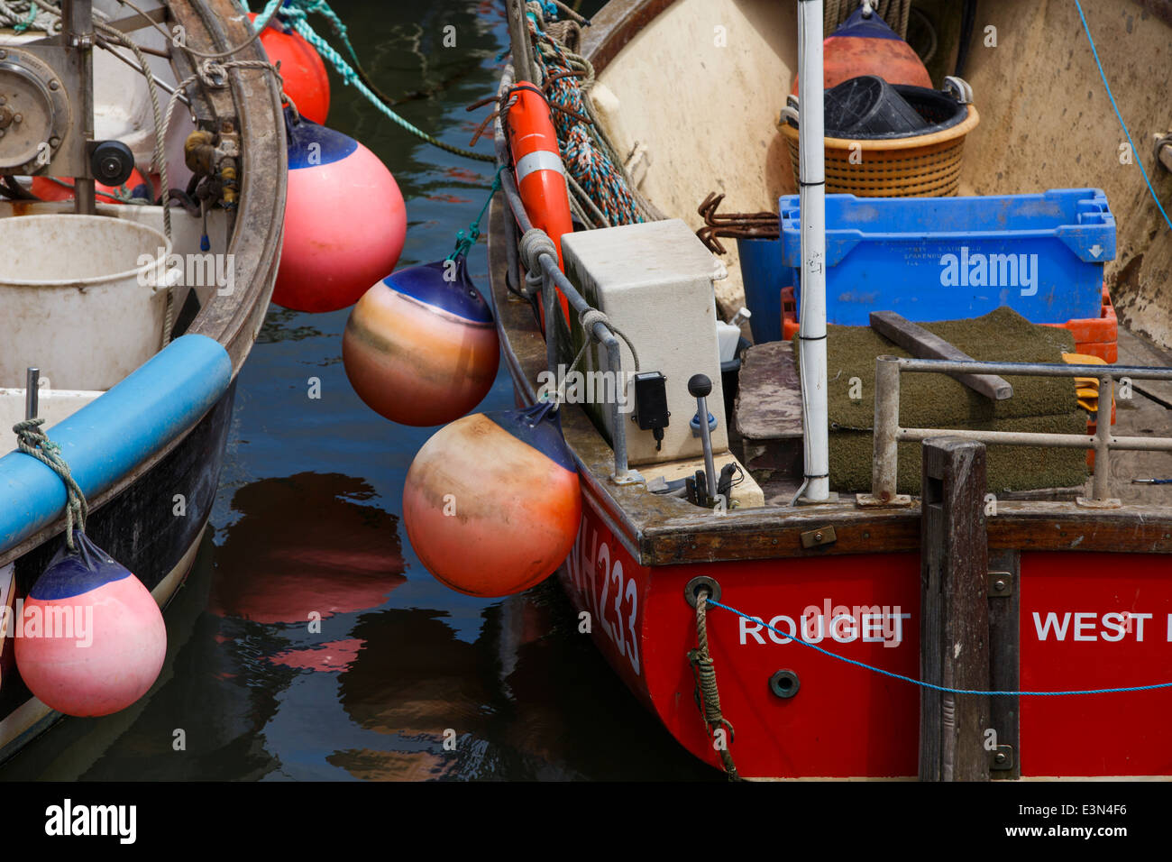 Angelboote/Fischerboote im Hafen von West Bay, Dorset, England. Stockfoto