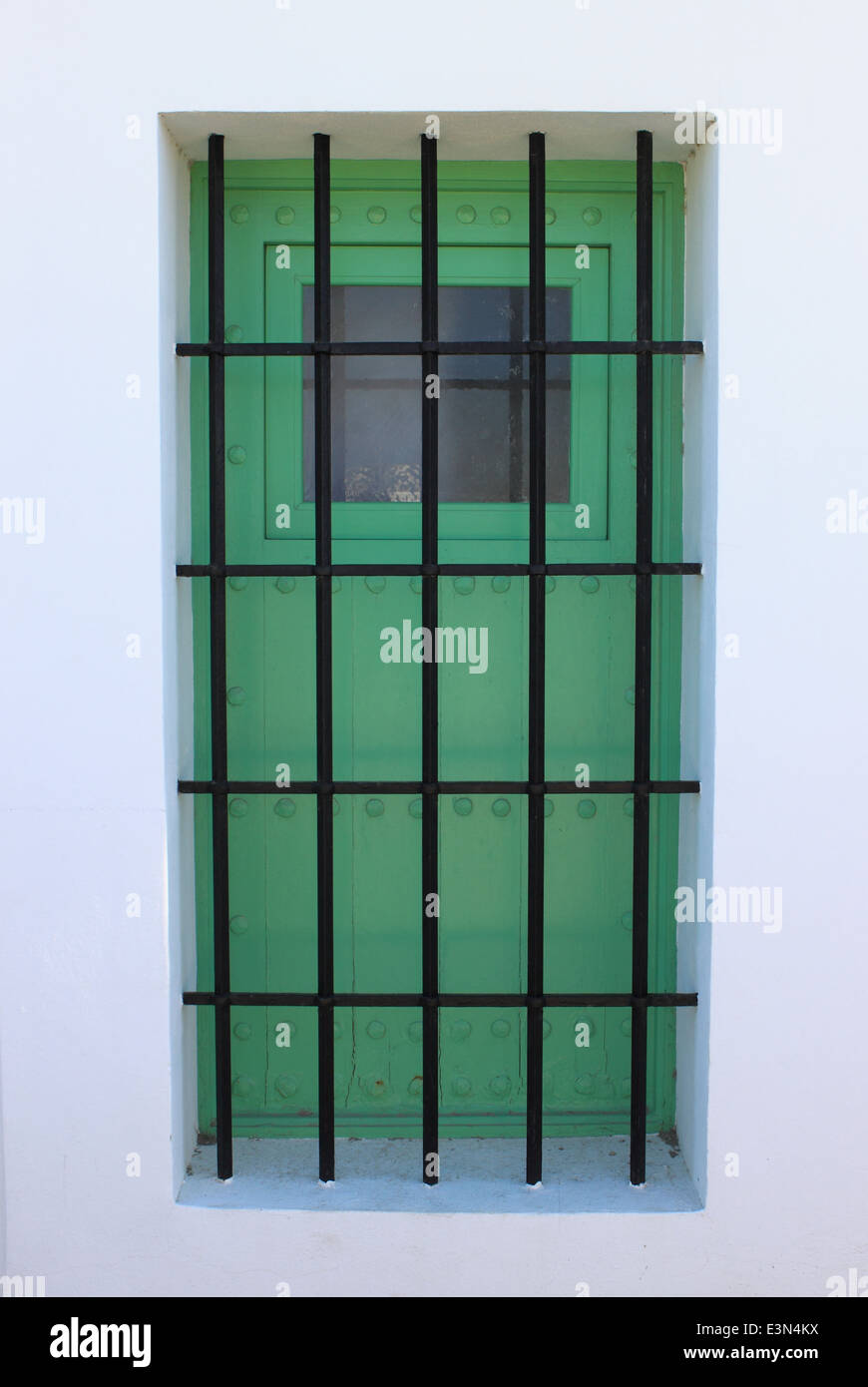 Geschlossene Fenster des Gefängnisses mit Balken Stockfoto