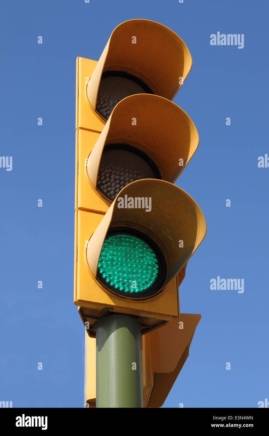 Ampel mit grünem Licht auf Stockfoto