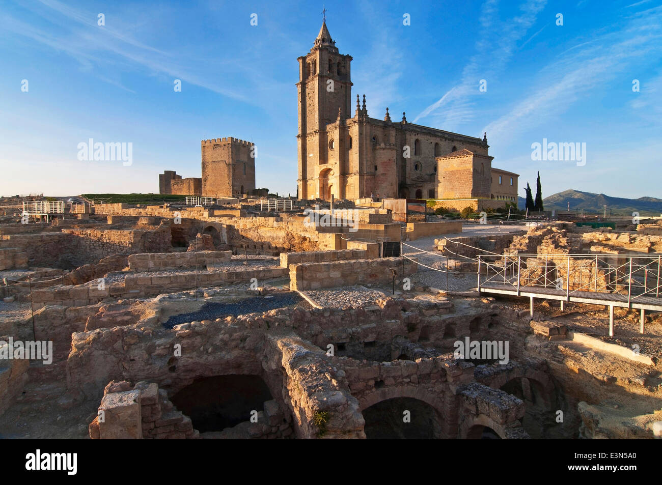 Alcazaba und Bürgermeister Abteikirche bei Nacht, Festung La Mota, Alcalá la Real, Jaen-Provinz, Region von Andalusien, Spanien, Europa Stockfoto