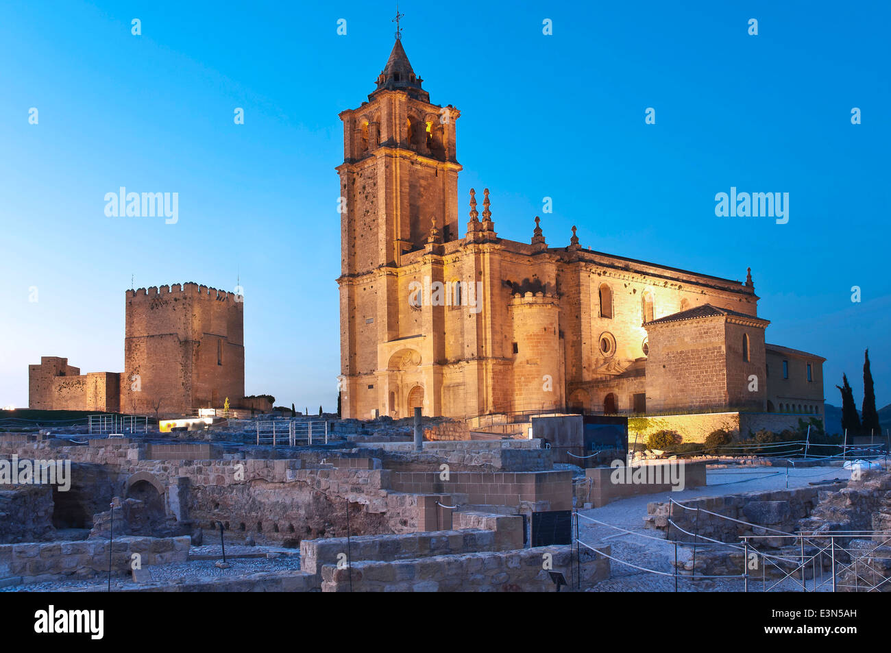 Alcazaba und Bürgermeister Abteikirche bei Nacht, Festung La Mota, Alcalá la Real, Jaen-Provinz, Region von Andalusien, Spanien, Europa Stockfoto