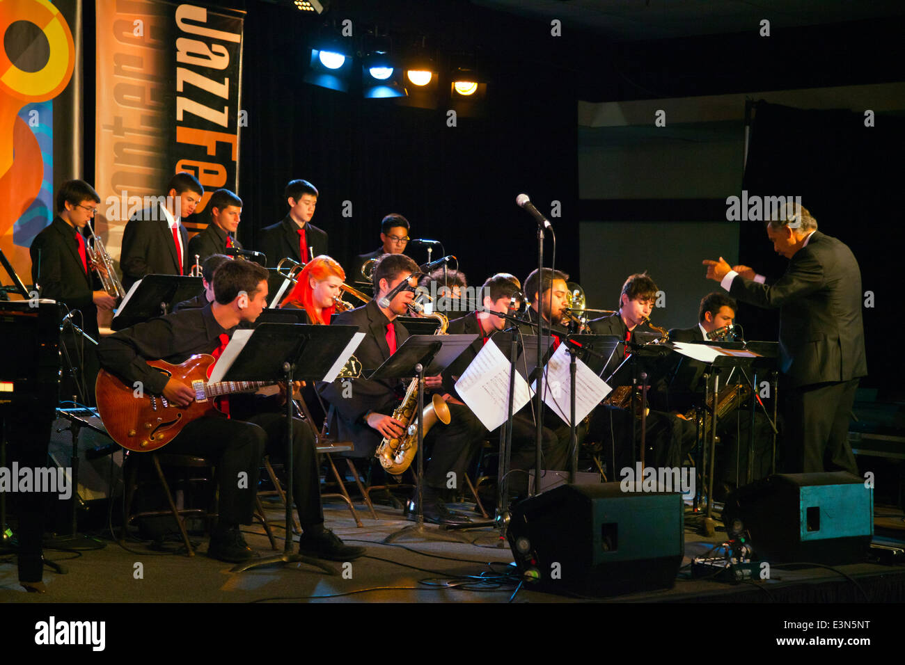Das SFJAZZ HIGH SCHOOL All-Stars Orchester Vorformen in der Diskothek auf dem Monterey Jazz Festival - MONTEREY, Kalifornien Stockfoto
