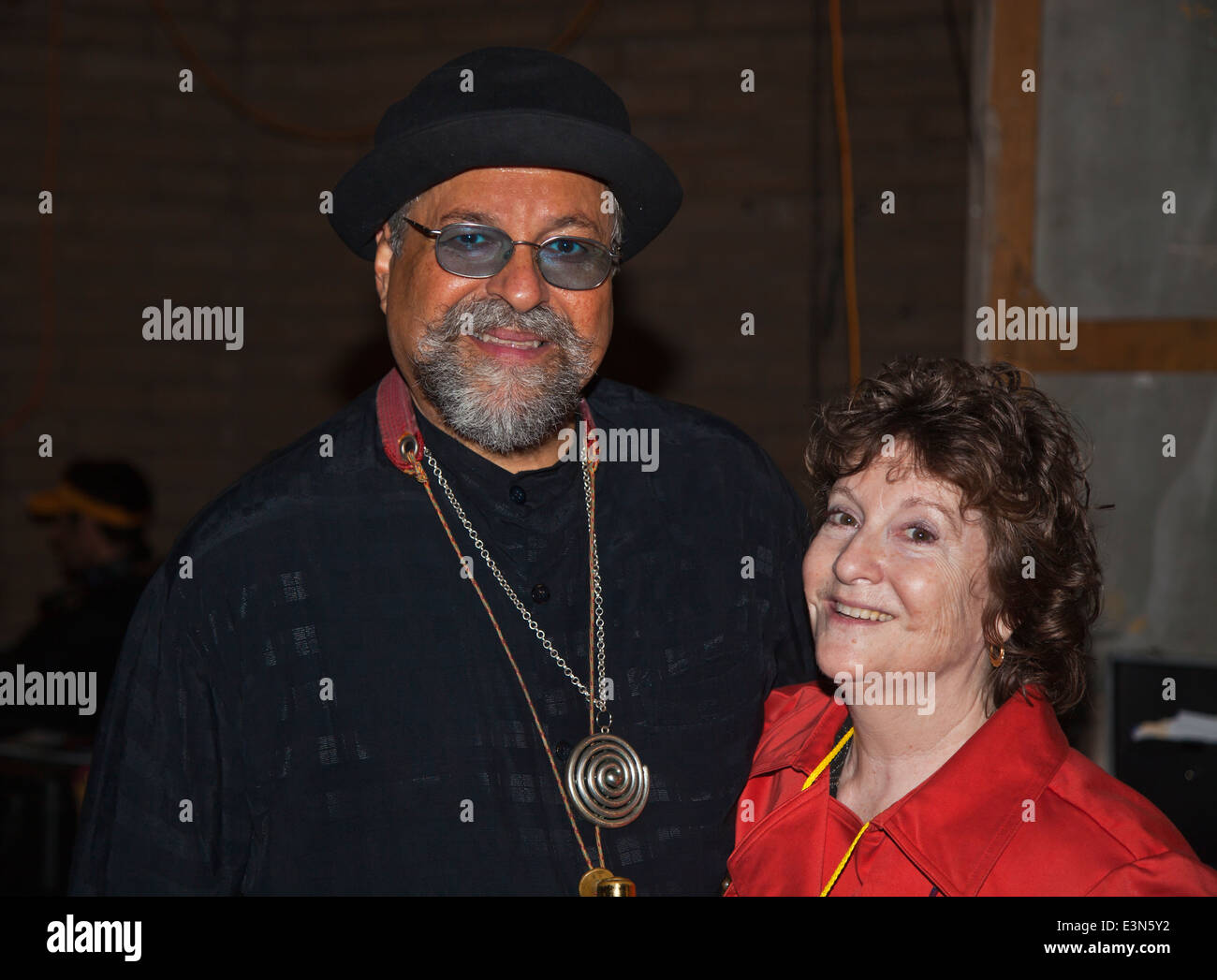 JOE LOVANO mit Freund hinter den Kulissen der Jimmy Lyons Bühne auf dem Monterey Jazz Festival - MONTEREY, Kalifornien Stockfoto