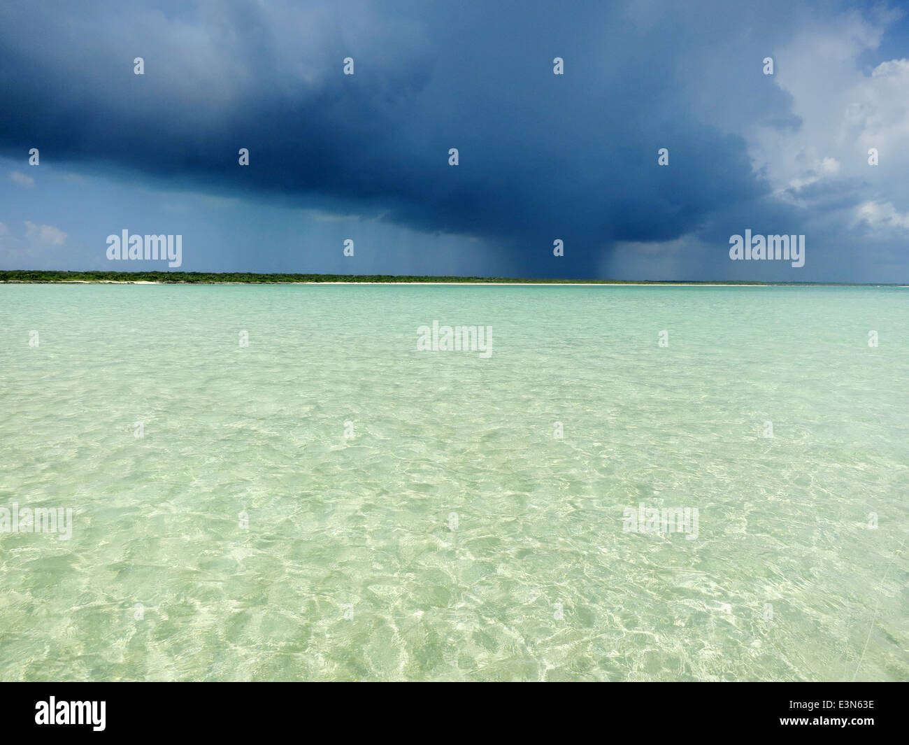 Gewitter über dem flachen tropischen Wasser auf die Insel Mayaguana auf den Bahamas. Stockfoto
