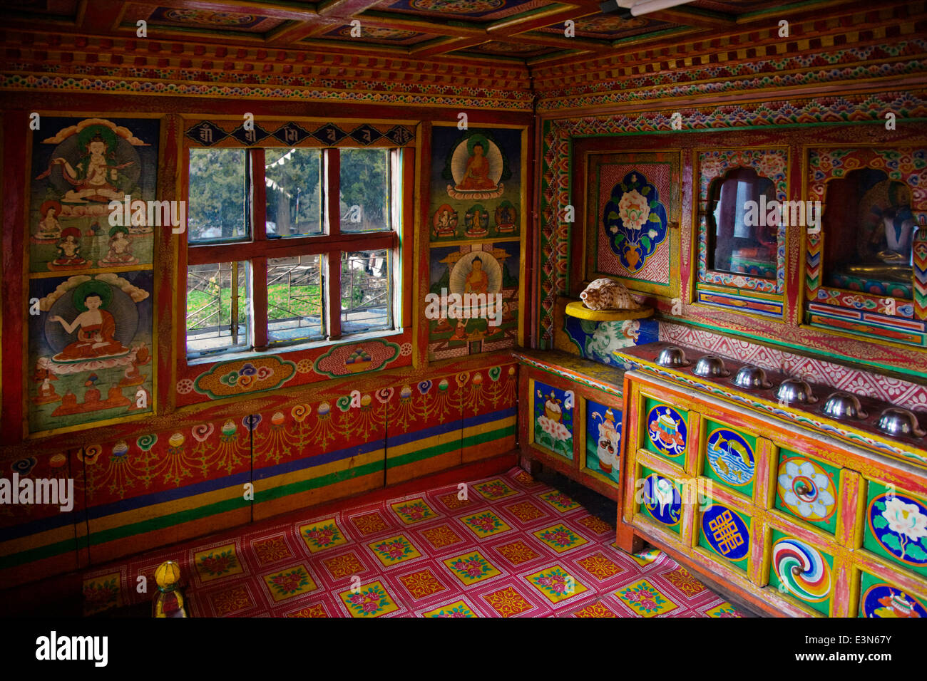 Innenraum eines Tempels auf einem abgelegenen tibetischen buddhistischen Kloster - NEPAL HIMALALA Stockfoto