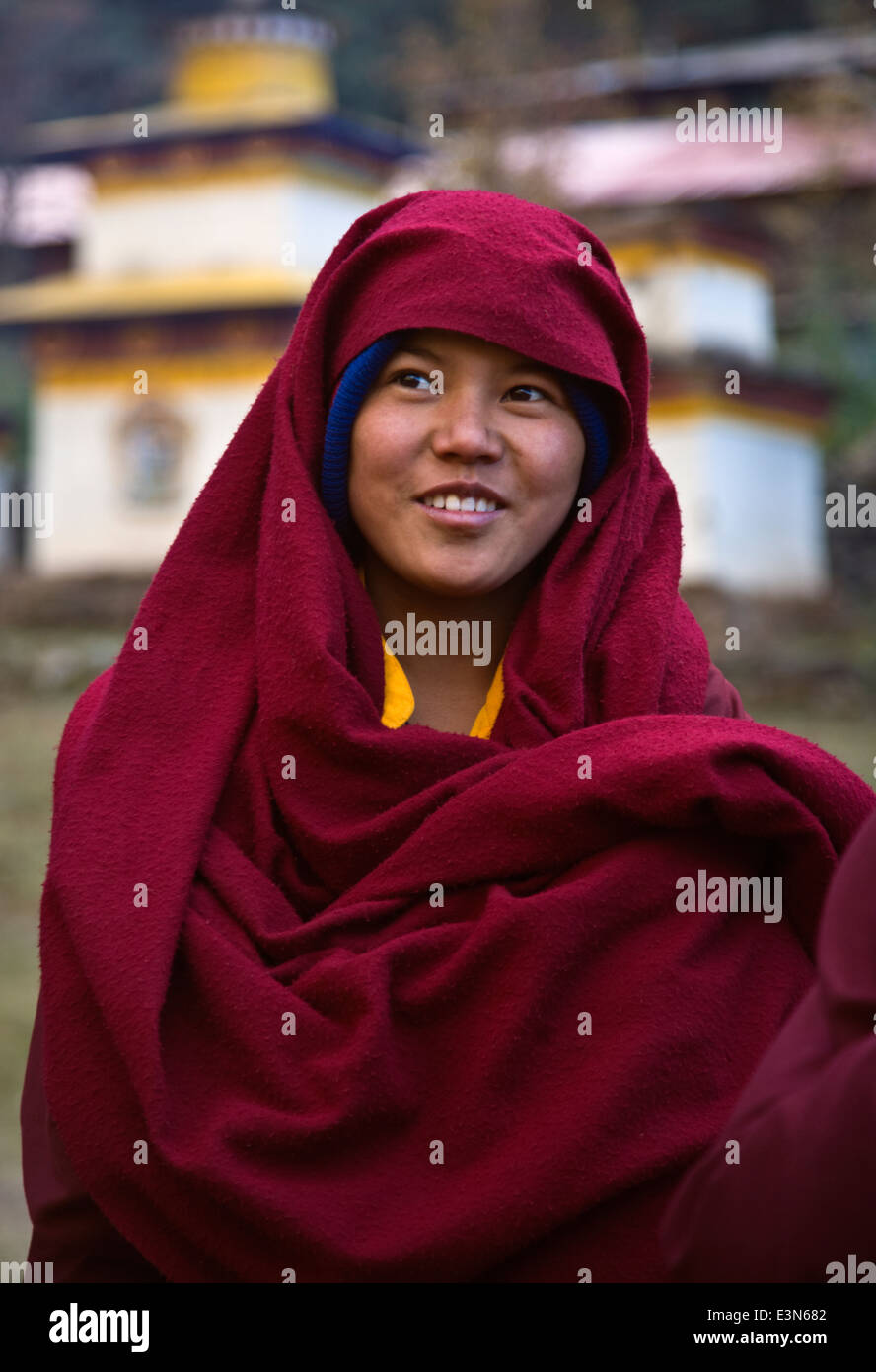 Eine Ningmapa Nonne Weas traditionellen Roben an einem abgelegenen tibetischen buddhistischen Kloster - NEPAL HIMALAYA Stockfoto