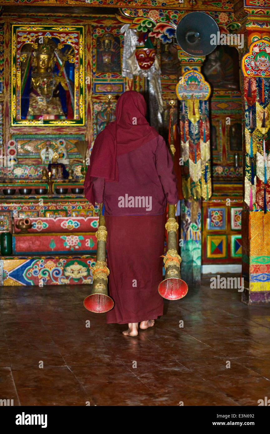 TIBETISCHE Hörner tragen, während des Gebets an einem abgelegenen tibetischen buddhistischen Kloster - NEPAL HIMALAYA Nonne Stockfoto
