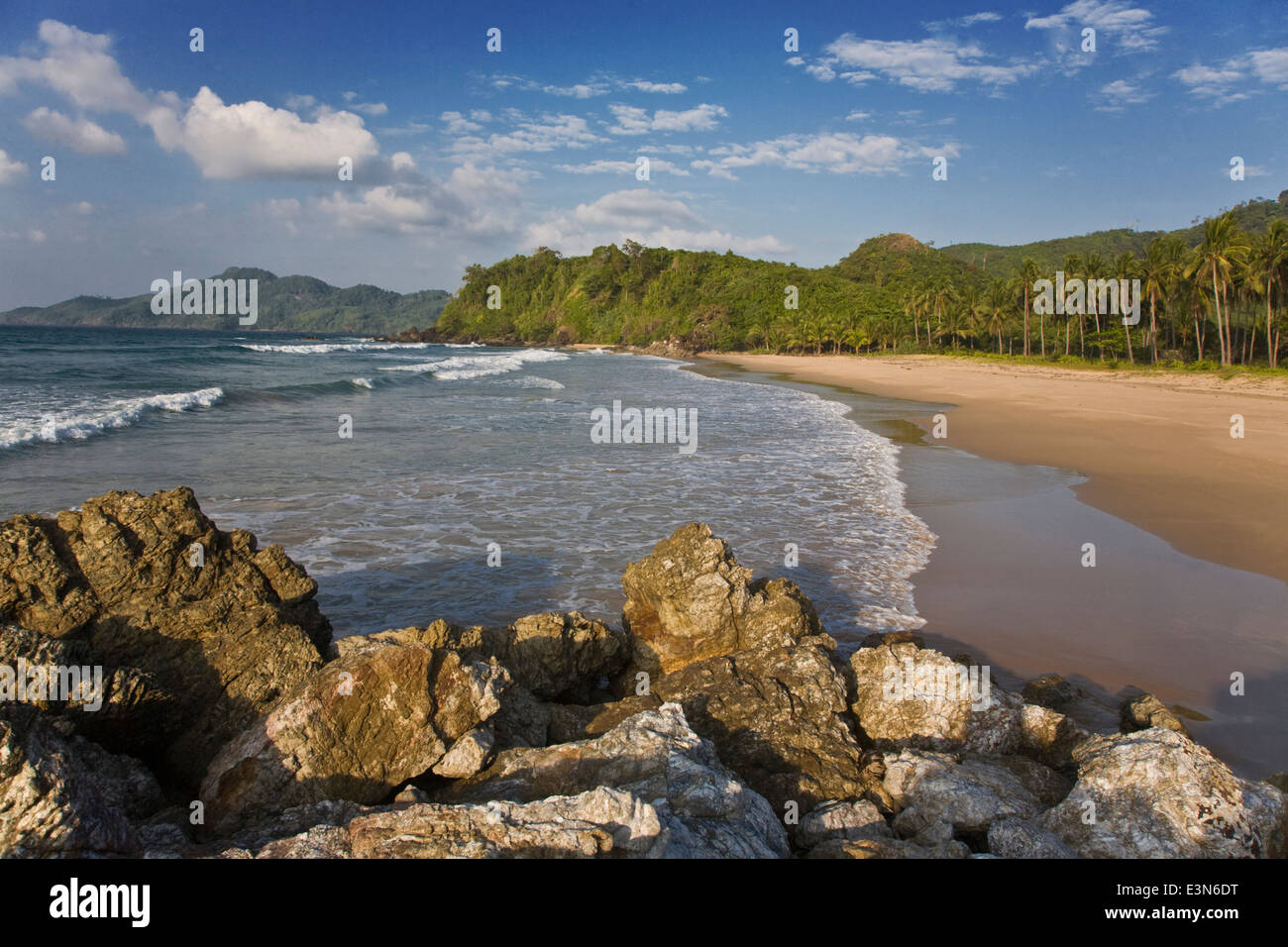 Wellen schwappen auf einem einsamen tropischen Strand im Norden der Insel PALAWAN - Philippinen Stockfoto
