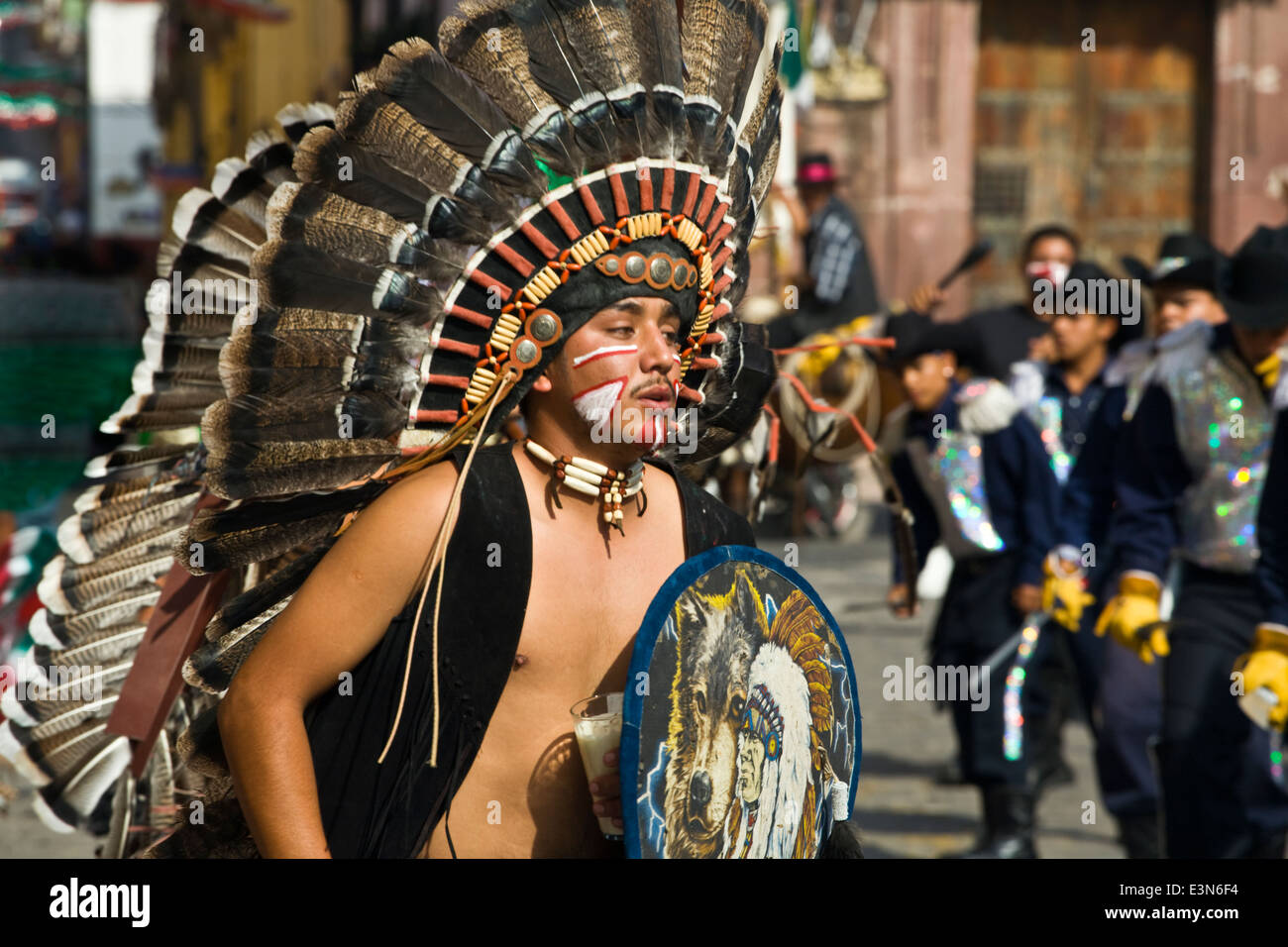 Kostümierte Tänzer aus allen Teilen von Mexiko Tanz im jährlichen Unabhängigkeit DAY PARADE - SAN MIGUEL DE ALLENDE, Mexiko Stockfoto