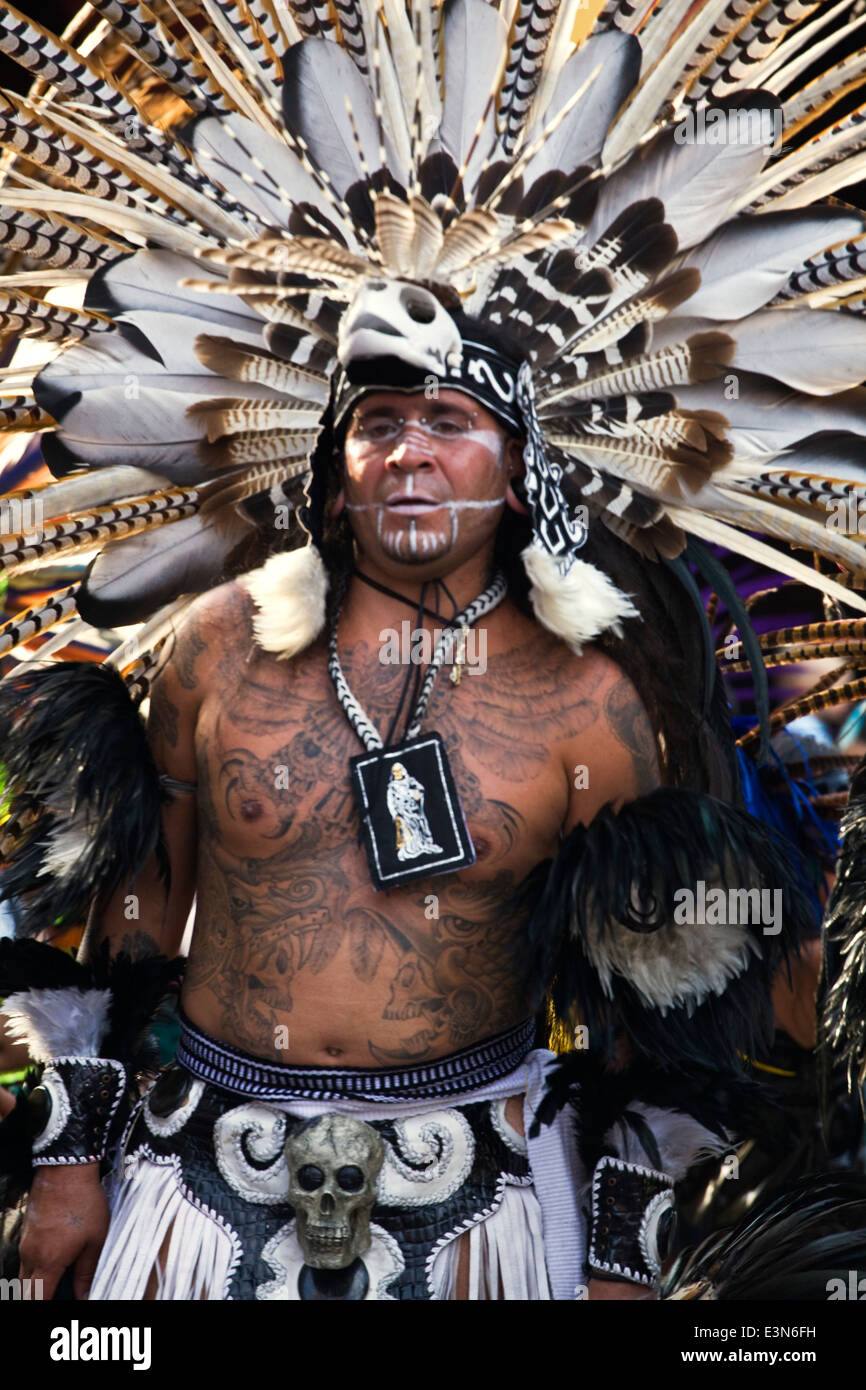 Tanz Truppen kommen aus allen Teilen von Mexiko für die jährliche Unabhängigkeit DAY PARADE - SAN MIGUEL DE ALLENDE, Mexiko Stockfoto