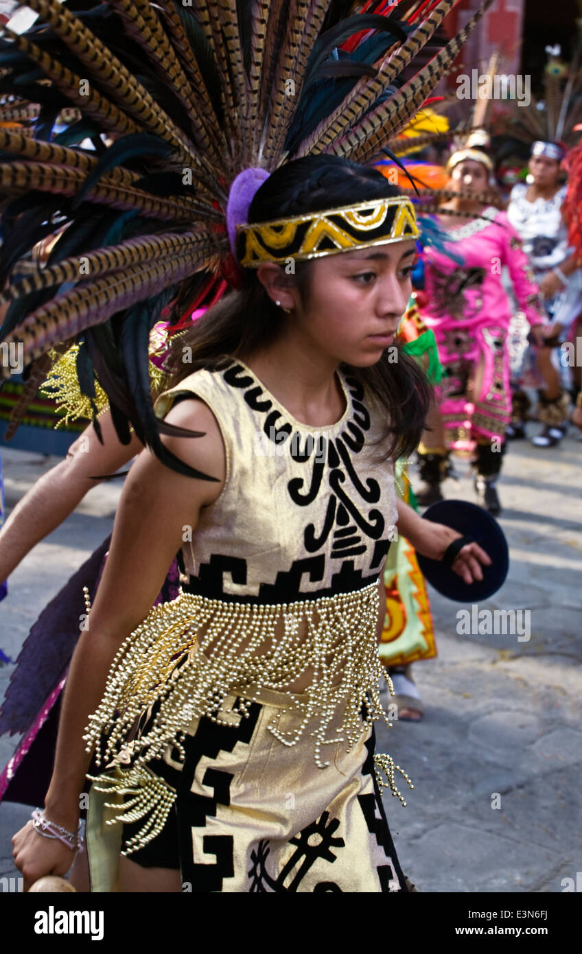 Tanz Truppen kommen aus allen Teilen von Mexiko für die jährliche Unabhängigkeit DAY PARADE - SAN MIGUEL DE ALLENDE, Mexiko Stockfoto