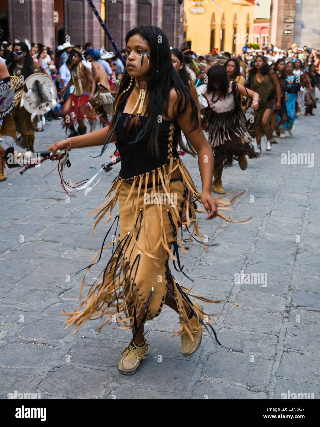 Indigene Tanzgruppen aus ganz Mexiko Parade durch die Straßen in Independence Day in SAN MIGUEL DE ALLENDE Stockfoto