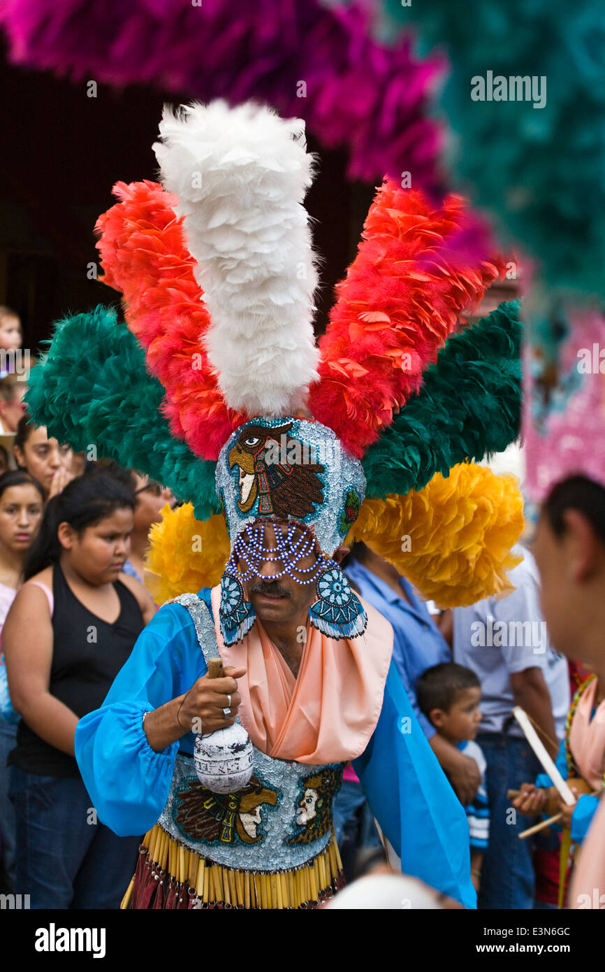 Indigene Tanzgruppen aus ganz Mexiko Parade durch die Straßen in Independence Day in SAN MIGUEL DE ALLENDE Stockfoto