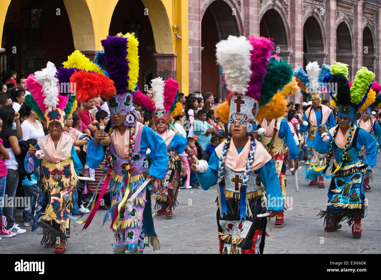 Indigene Tanzgruppen aus ganz Mexiko Parade durch die Straßen in Independence Day in SAN MIGUEL DE ALLENDE Stockfoto