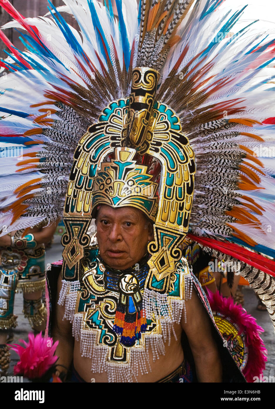 Indigene Tanzgruppen aus ganz Mexiko Parade durch die Straßen in Independence Day in SAN MIGUEL DE ALLENDE Stockfoto