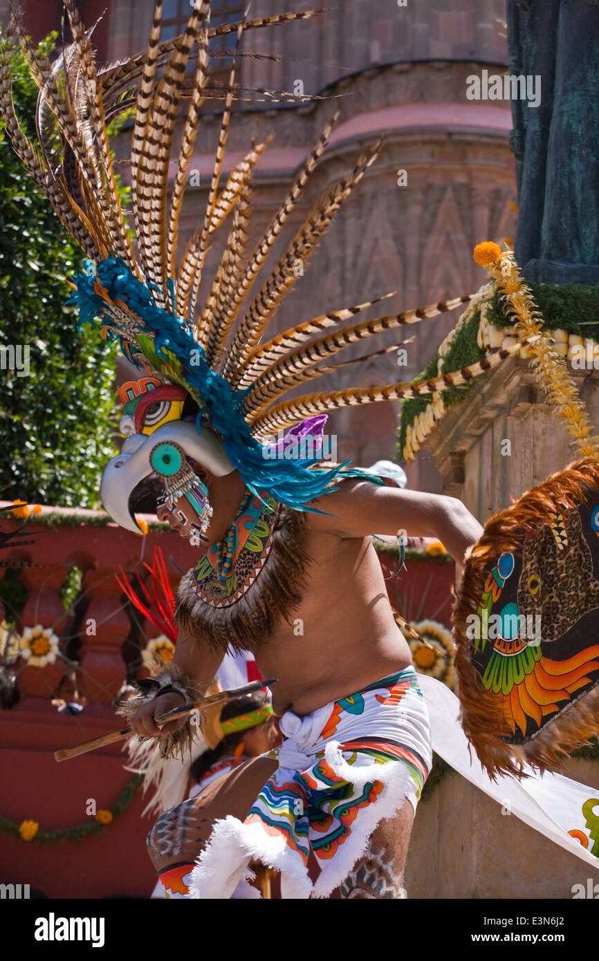 Indigene Tanzgruppen aus ganz Mexiko Parade durch die Straßen in Independence Day in SAN MIGUEL DE ALLENDE Stockfoto