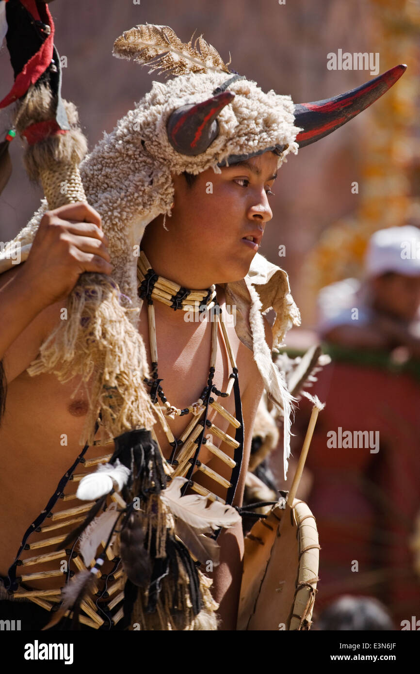 Indigene Tanzgruppen aus ganz Mexiko Parade durch die Straßen in Independence Day in SAN MIGUEL DE ALLENDE Stockfoto