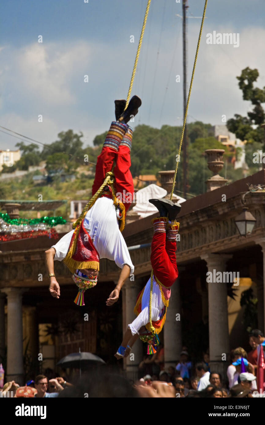 Die EL TAJIN SKYDANCER von VERACRUZ führen während der Unabhängigkeit-Tag-Festlichkeiten - SAN MIGUEL DE ALLENDE, Mexiko Stockfoto
