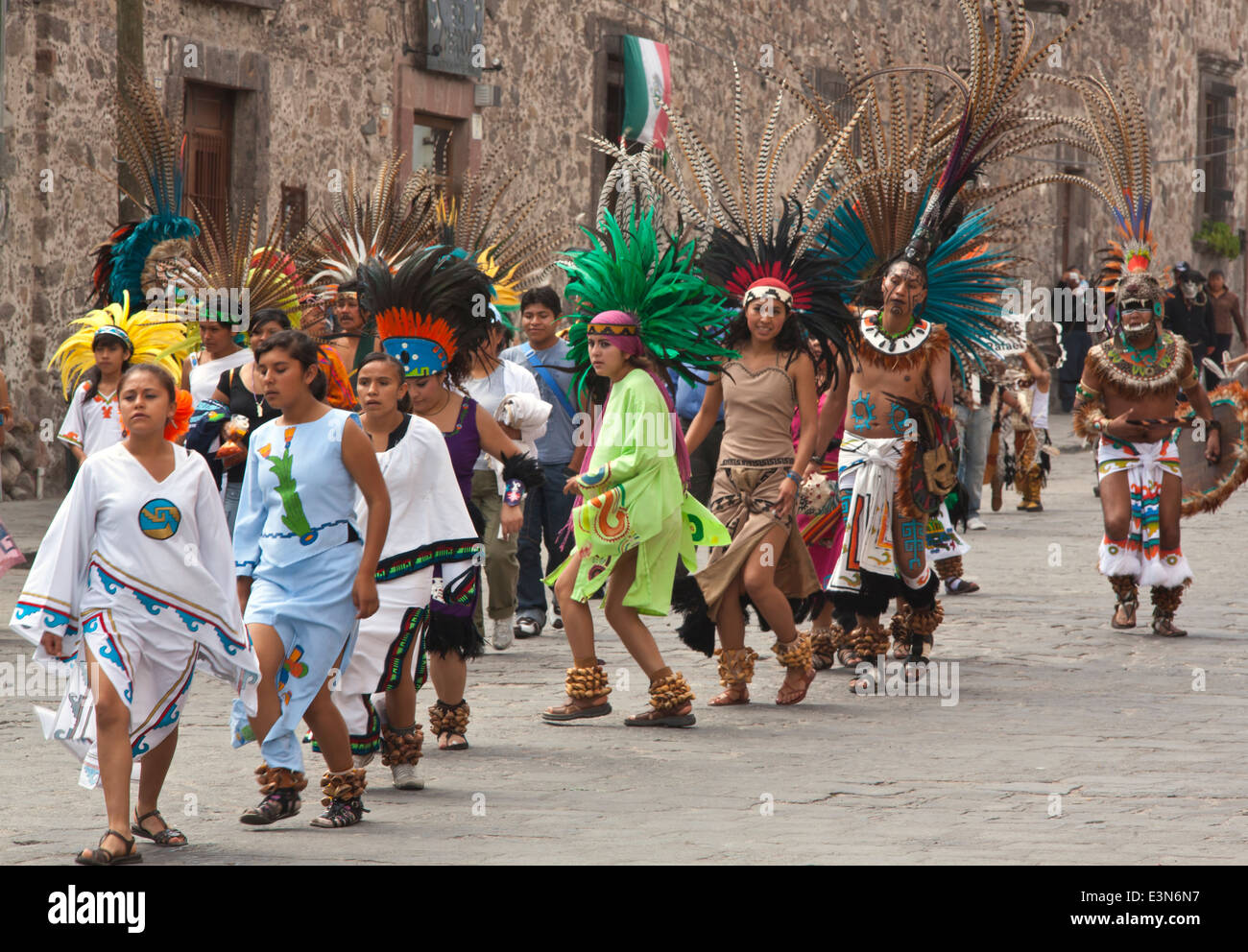 Tanzgruppen aus ganz Mexiko parade durch die Straßen von San Miguel Arcangel, dem Schutzpatron von SAN MIGUEL DE ALLENDE Stockfoto