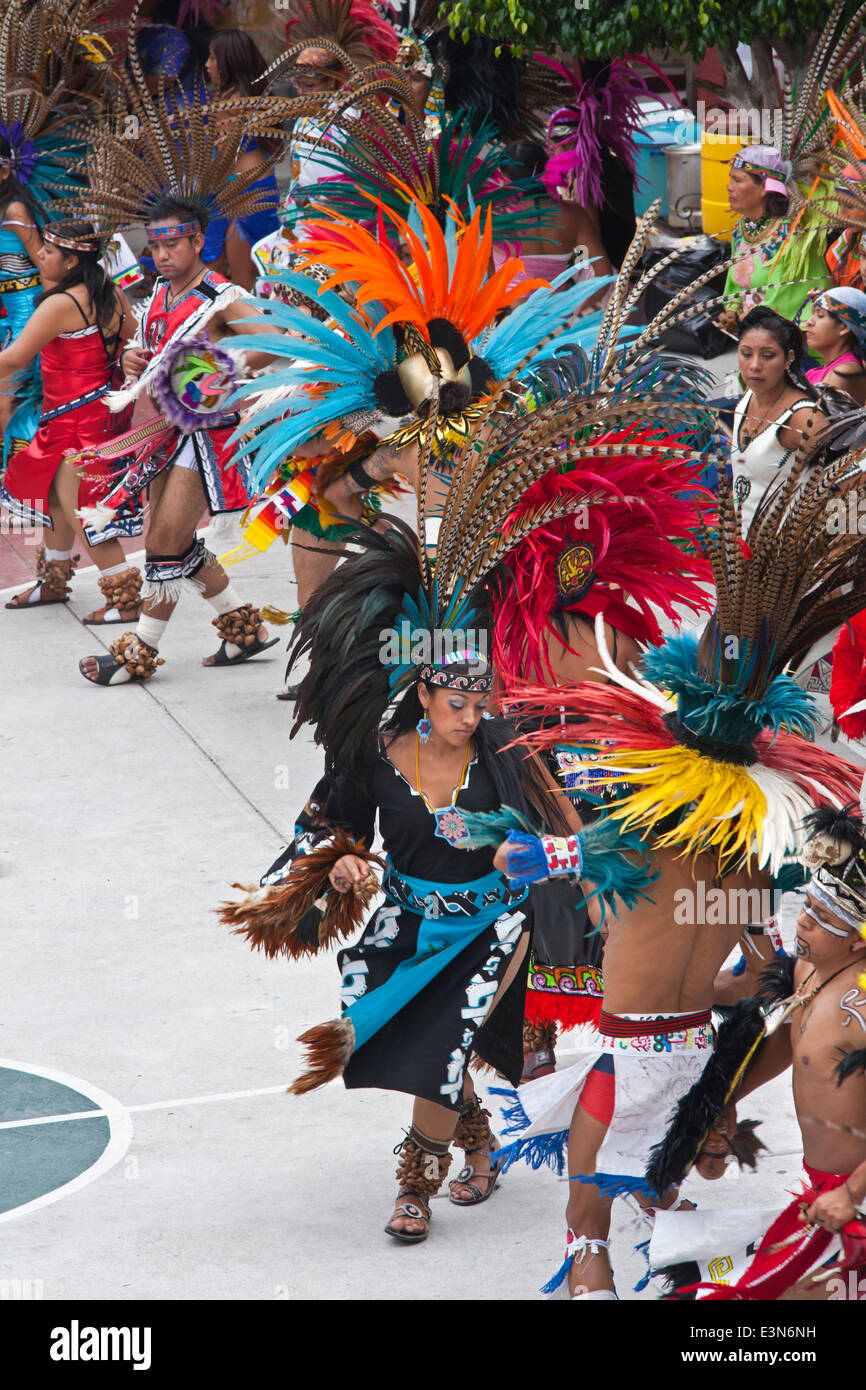 Tanzgruppen aus ganz Mexiko parade durch die Straßen von San Miguel Arcangel, dem Schutzpatron von SAN MIGUEL DE ALLENDE Stockfoto