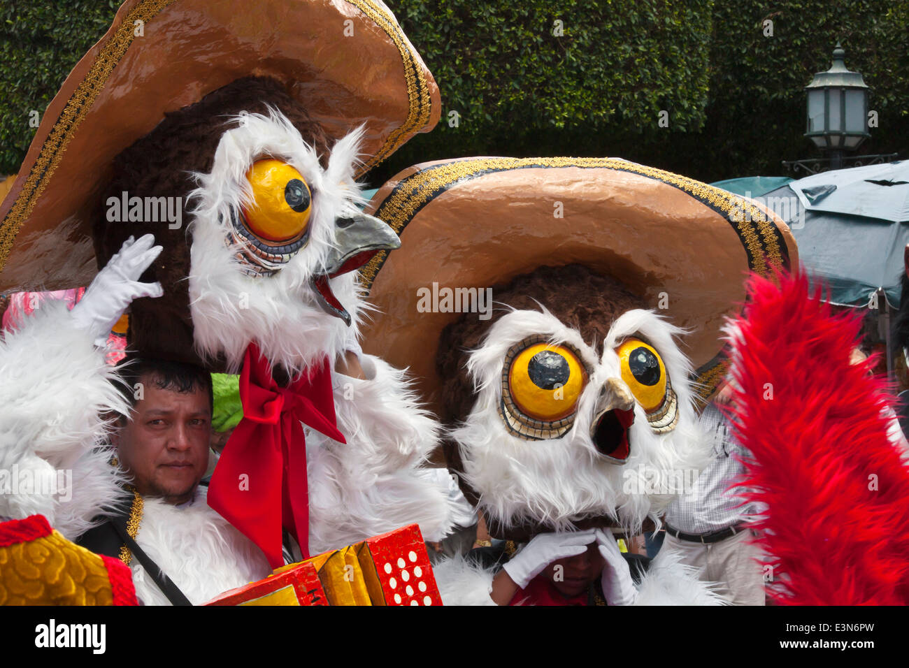 Mexikaner in Kostümen verkleiden und Teilnahme der DIA DE LOS LOCOS PARADE - SAN MIGUEL DE ALLENDE, GUANAJUATO, Mexiko Stockfoto