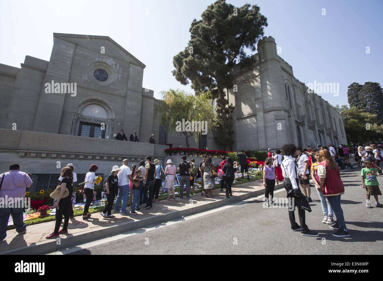 Los Angeles, Kalifornien, USA. 25. Juni 2014. Fans des späten Popstar Michael Jackson zollen Tribut dem Mausoleum auf dem Forest Lawn Memorial Park-Glendale zum 5. Jahrestag seines Todes am 25. Juni 2014 in Los Angeles, Kalifornien. Bildnachweis: Ringo Chiu/ZUMAPRESS.com/Alamy Live-Nachrichten Stockfoto