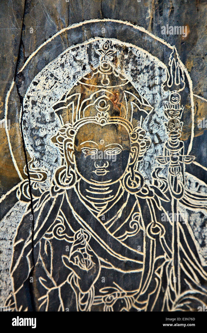 Eine tibetische buddhistische MANI-Stein wird mit dem Bild von PADMASAMBHAVA im NUPRI Bereich - um MANASLU Trekking, NEPAL geschnitzt. Stockfoto